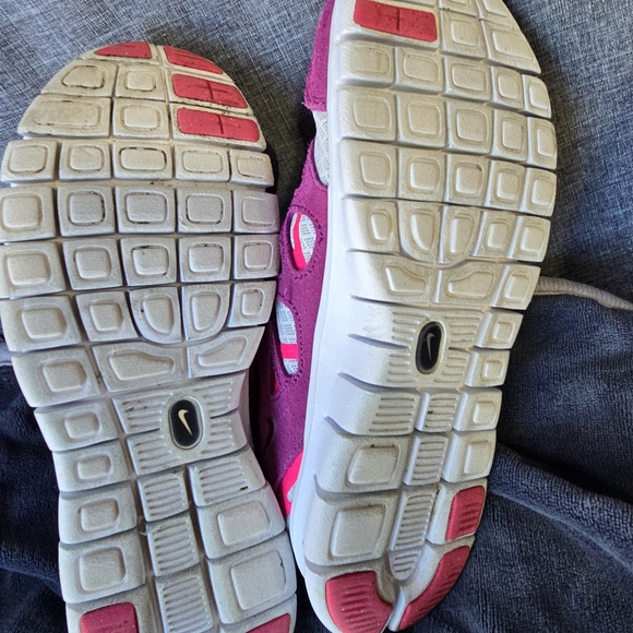 Nike Women's Pink and White Athletic Shoes - Picture 4 of 4